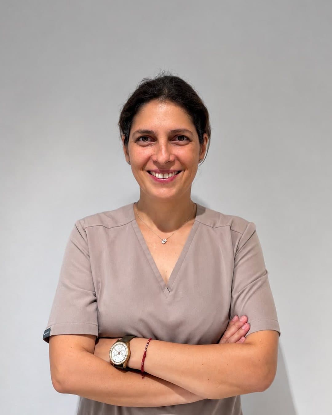 Camelia Sterp, asistentă medicală la cabinetul Biocord din Sibiu, în uniformă bej, cu brațele încrucișate